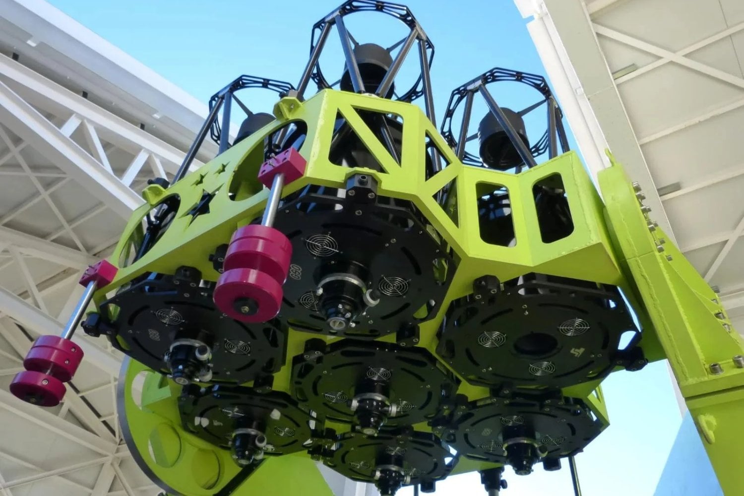 Los telescopios gigantes tienen un problema: construirlos es cada vez más difícil. Científicos españoles encontraron una forma de combinar siete pequeños
