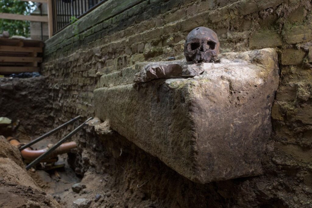 En 1869 encontraron un sarcófago romano en Londres y creyeron conocer su historia. Más de un siglo después, sus huesos revelaron un secreto de la Inglaterra medieval