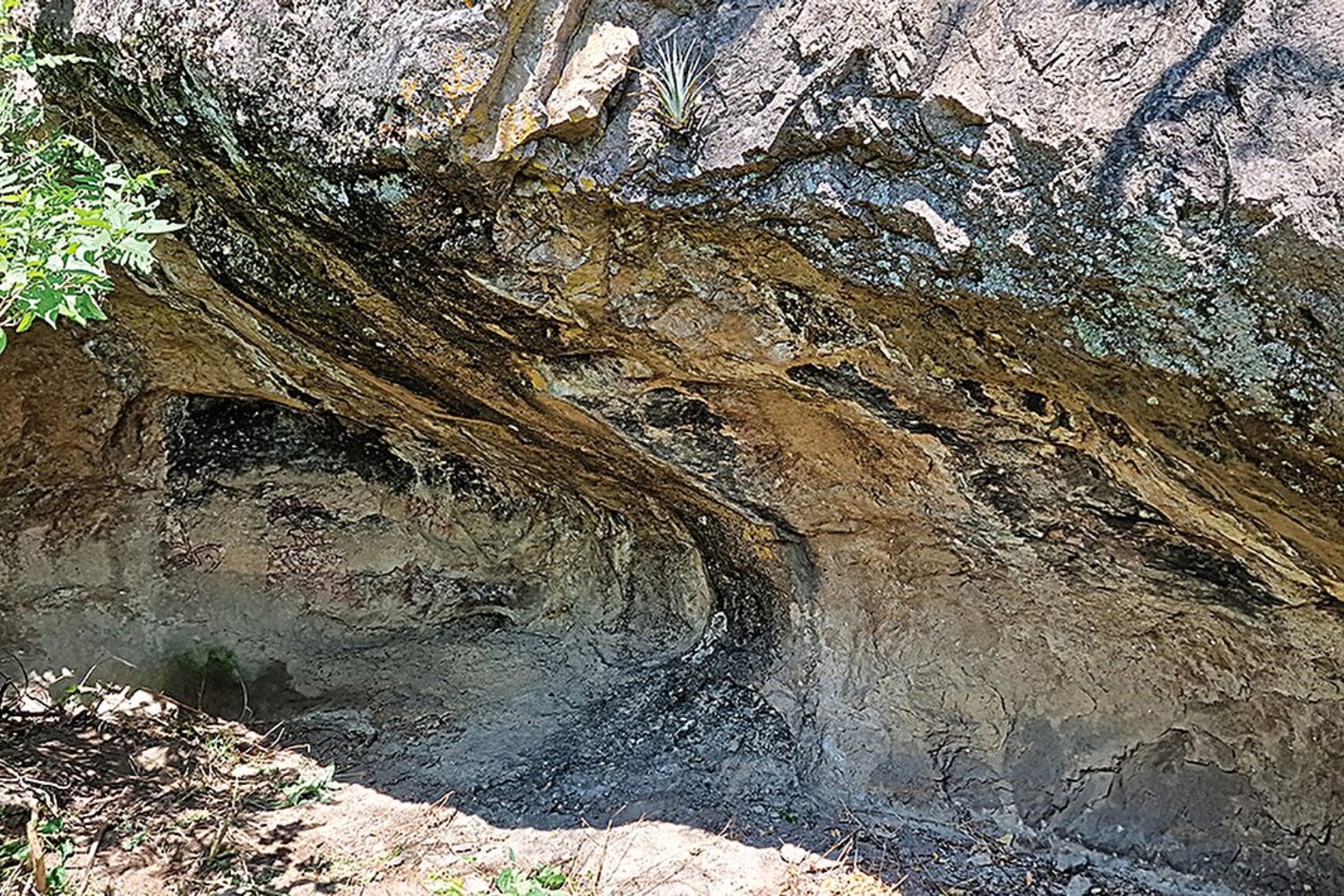 Una cueva de México guardaba tres manchas rojas casi borradas. Ahora son una pista clave para entender cómo escribía Teotihuacán