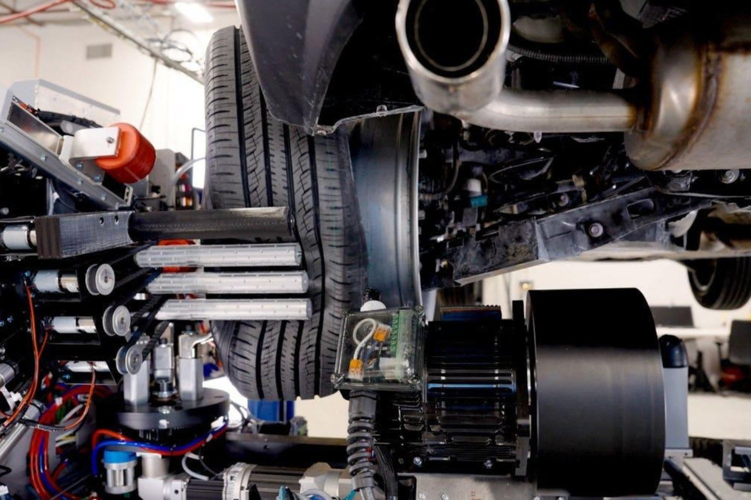 Un robot acaba de poner en jaque una de las tareas más habituales de los mecánicos. Cambia los cuatro neumáticos sin quitar las ruedas del coche