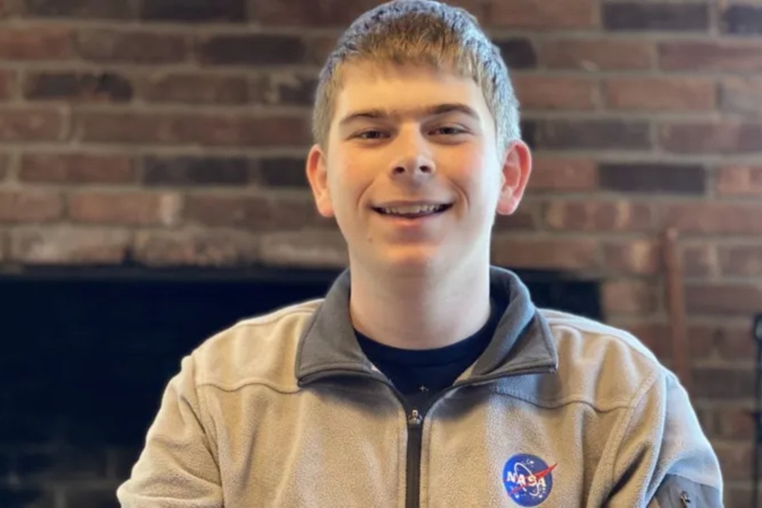 Un becario de 17 años llegó a la NASA y en su tercer día encontró algo que, paradojicamente, nadie había visto: un planeta gigante donde brillan dos soles