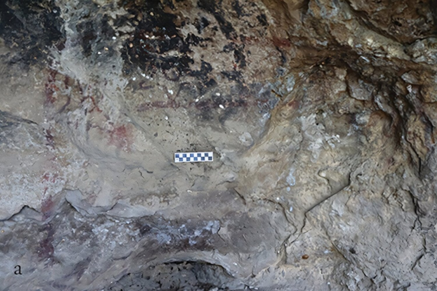 Una cueva de México guardaba tres manchas rojas casi borradas. Ahora son una pista clave para entender cómo escribía Teotihuacán