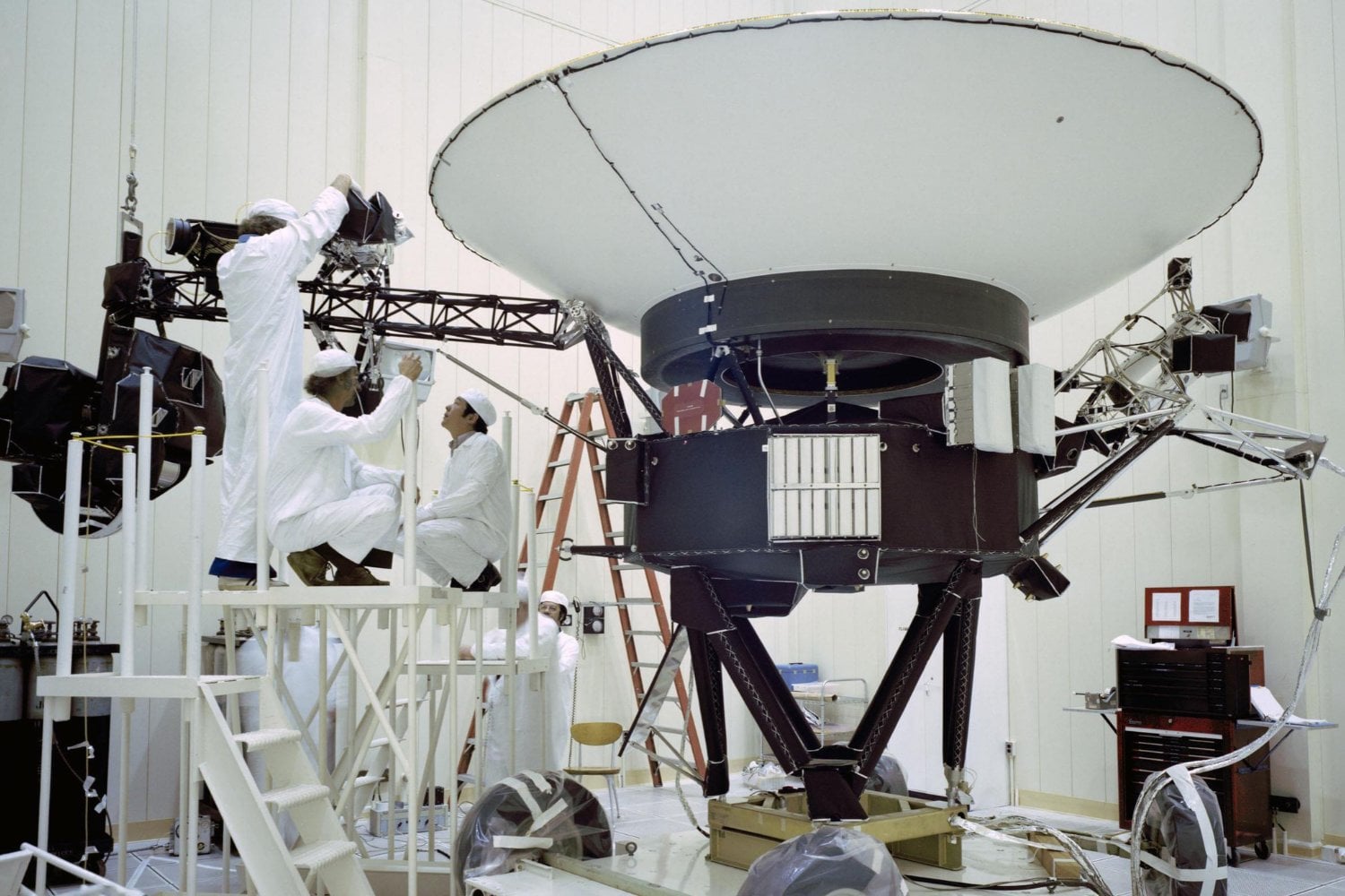 La NASA lanzó una nave del tamaño de un automóvil hace casi 50 años y nunca volvió a verla. Ahora, Voyager 1 está a punto de cruzar una frontera que parecía imposible