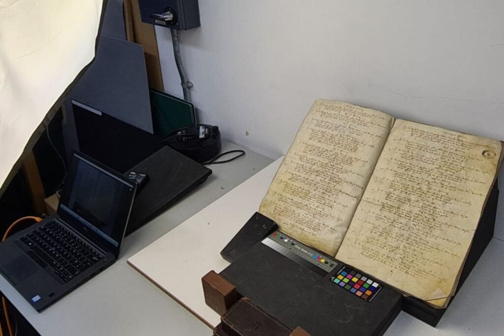 La IA acaba de leer 100.000 páginas olvidadas durante siglos en archivos británicos. Lo que encontró cambia la historia que conocemos del Imperio británico