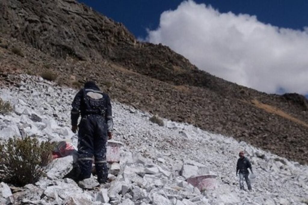 Cuatro hombres subieron a casi 5.000 metros para hacer algo que parecía una locura. Querían devolverle a una montaña lo que el cambio climático le había quitado