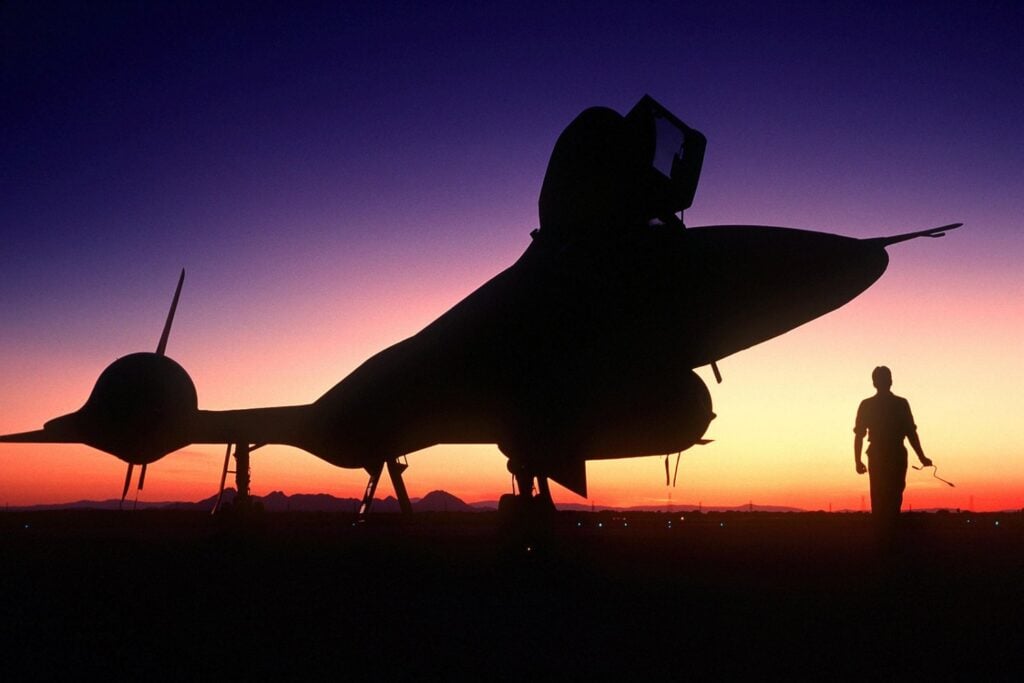 Estados Unidos quería construir un avión espía imposible de derribar por la URSS. El problema era que necesitaba comprarle a su enemigo el material para fabricarlo
