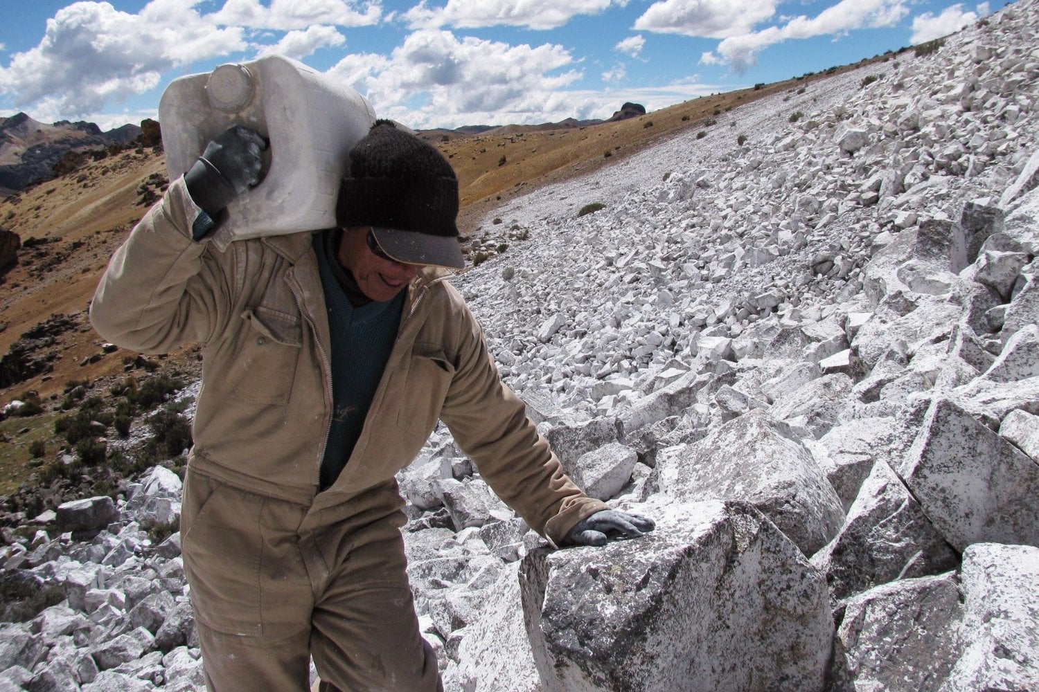 Cuatro hombres subieron a casi 5.000 metros para hacer algo que parecía una locura. Querían devolverle a una montaña lo que el cambio climático le había quitado