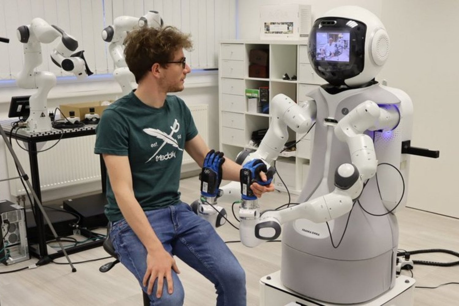 Durante 80 años pensamos que Asimov había encontrado la forma de controlar a los robots. La IA moderna acaba de destrozar esa idea