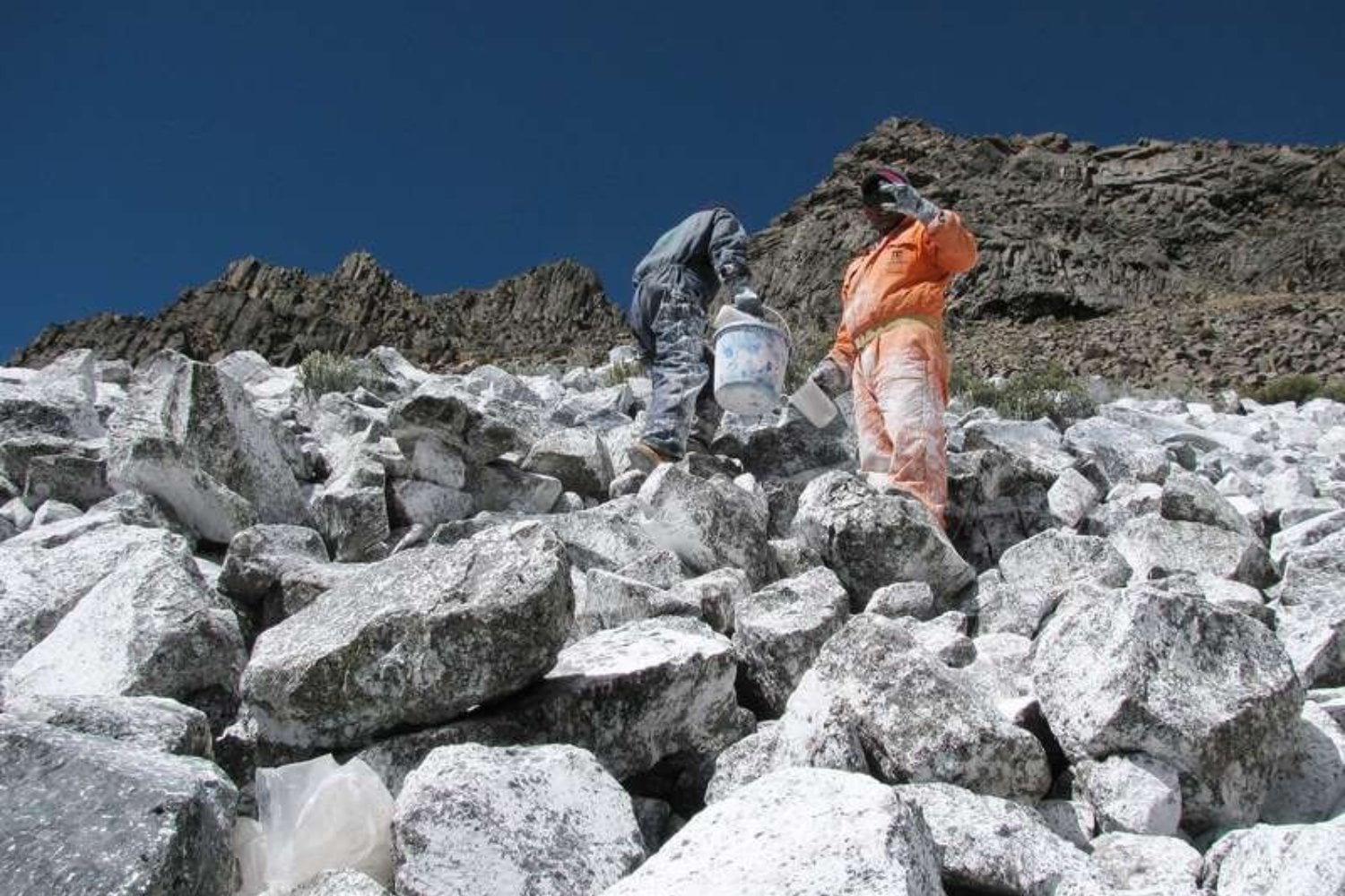 Cuatro hombres subieron a casi 5.000 metros para hacer algo que parecía una locura. Querían devolverle a una montaña lo que el cambio climático le había quitado