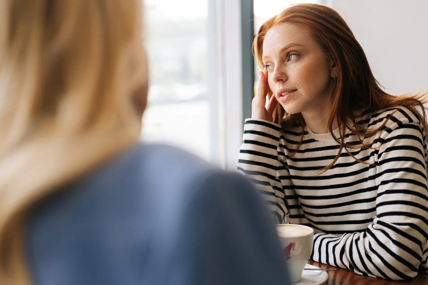 Si alguien aparta la mirada mientras habla contigo, probablemente estés interpretándolo mal. La psicología lleva años estudiando qué ocurre realmente en su cerebro