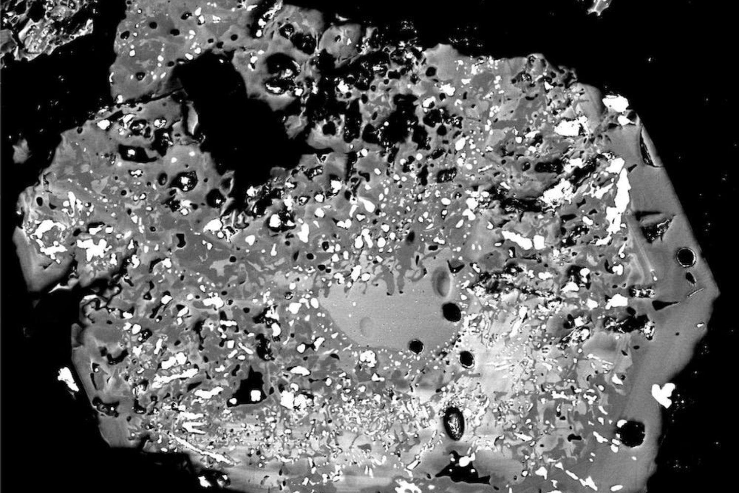 Chernóbil explotó hace 40 años y parte de su combustible nuclear sigue casi intacto. Los científicos acaban de descubrir por qué eso podría ser una pésima noticia