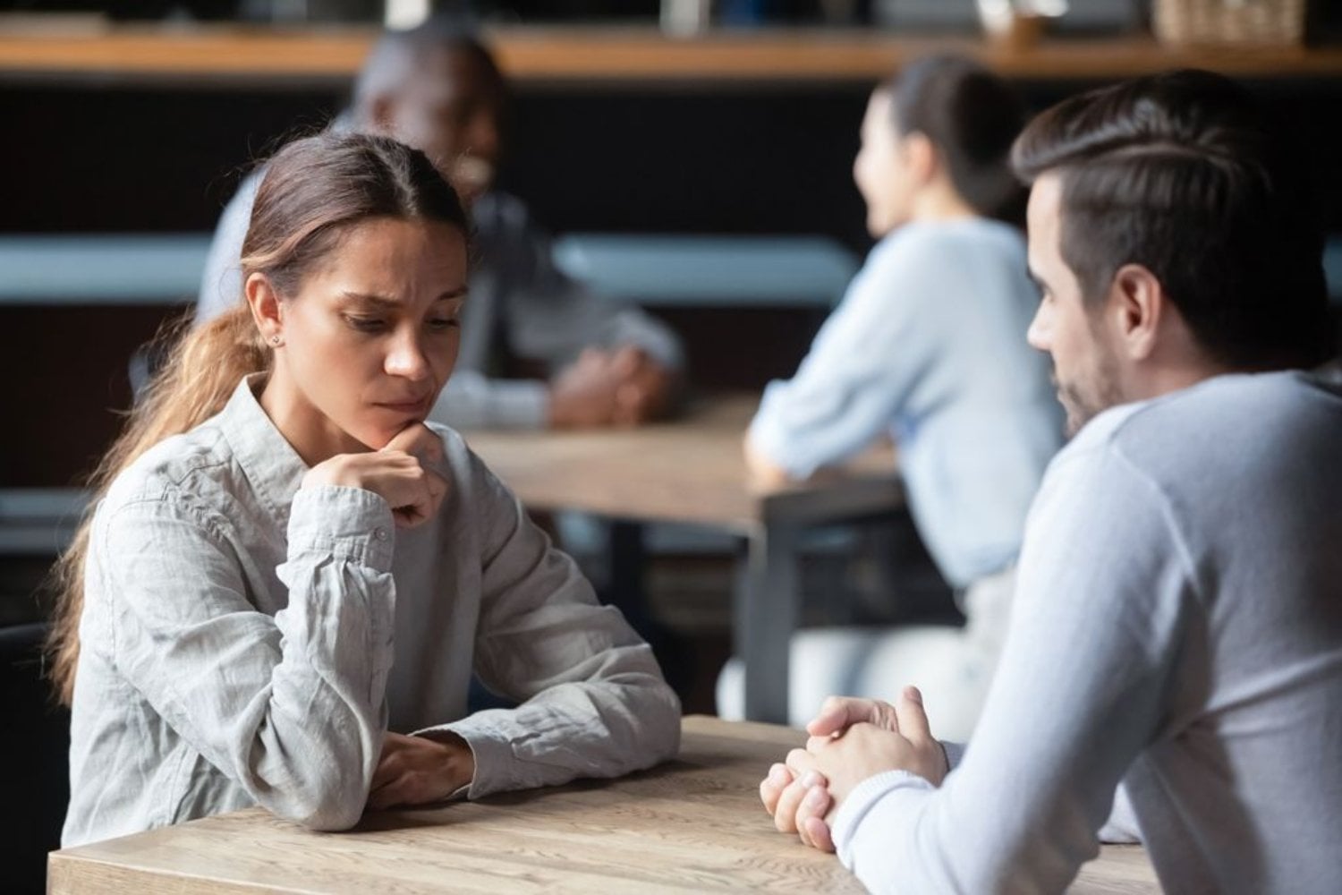 Si alguien aparta la mirada mientras habla contigo, probablemente estés interpretándolo mal. La psicología lleva años estudiando qué ocurre realmente en su cerebro
