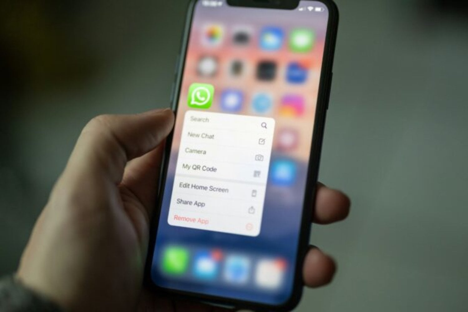 OpenAI y Anthropic quieren que la IA trabaje por nosotros. Meta y una pequeña startup descubrieron que el verdadero negocio podría estar en WhatsApp