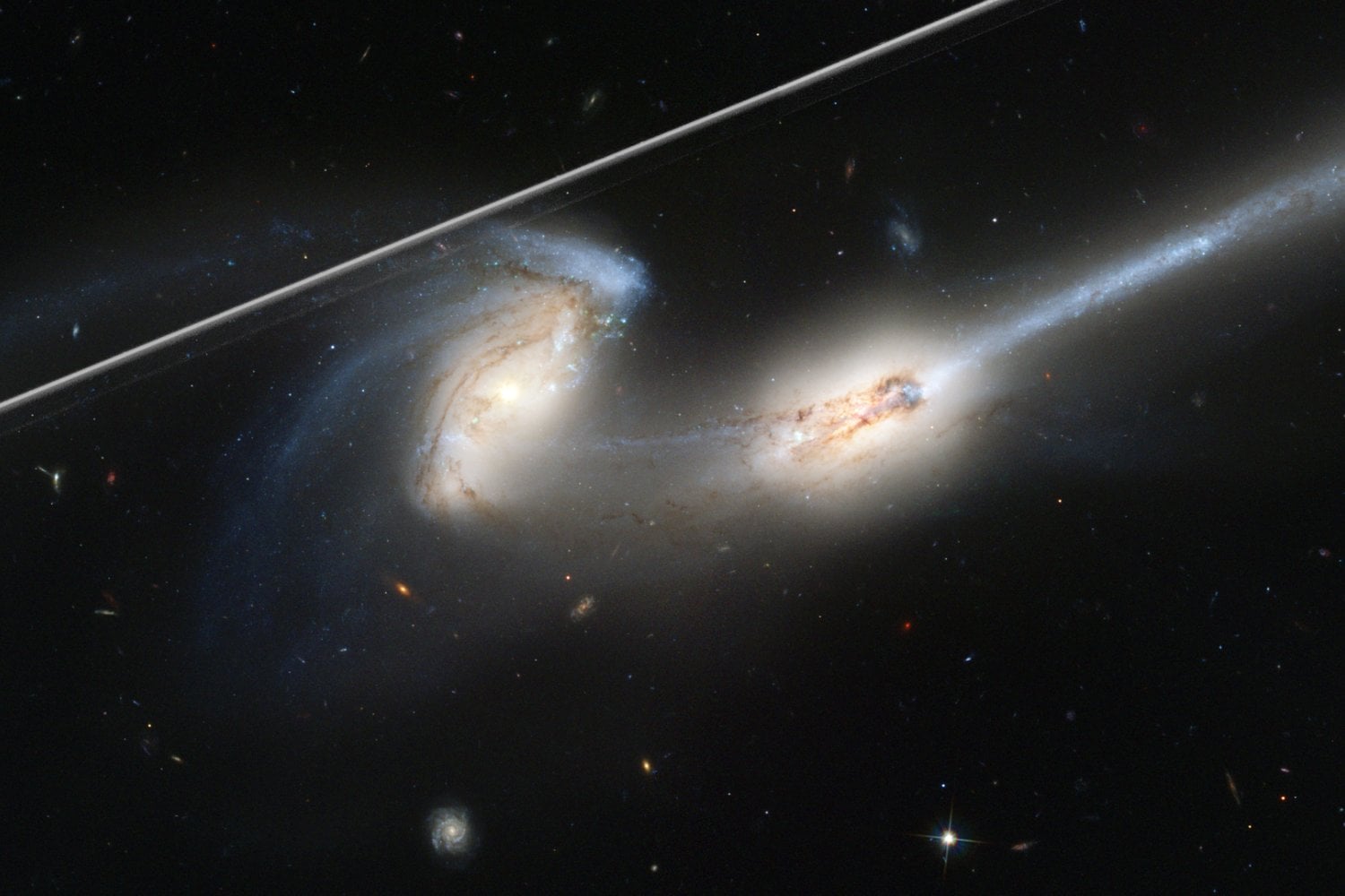 Queríamos llenar el espacio de satélites para conectar el mundo. Ahora los científicos han descubierto que estamos tapando el universo desde dentro