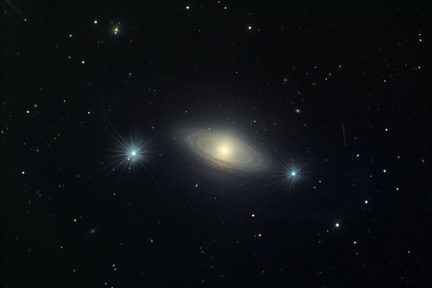 Hubble fotografió una galaxia que parece armada con dos ejes distintos. Su centro gira casi de costado al resto