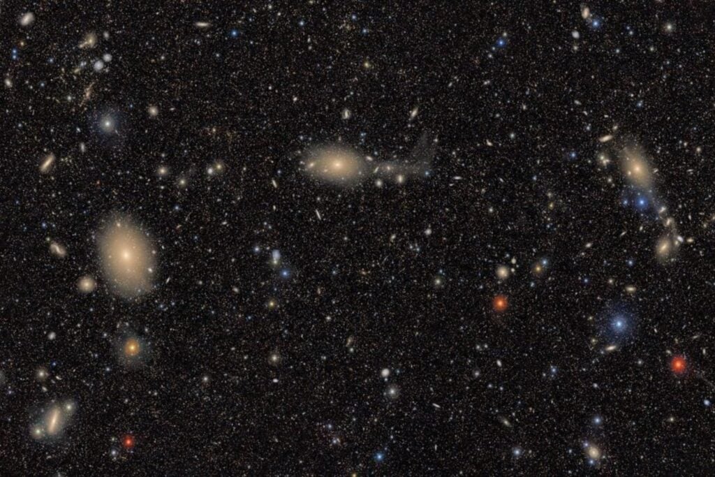 Hubble fotografió una galaxia que parece armada con dos ejes distintos. Su centro gira casi de costado al resto