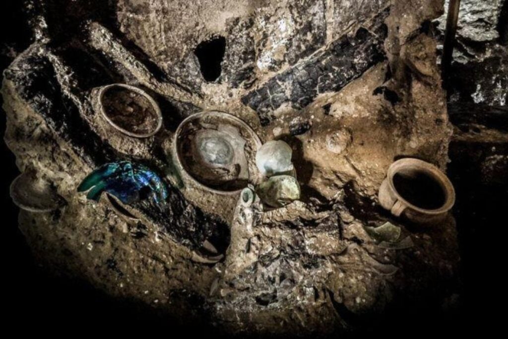 Hace casi 2.000 años, alguien guardó sus recuerdos en un armario de Pompeya y nunca regresó. Los arqueólogos acaban de descubrir lo que dejó atrás el día que despertó el Vesubio