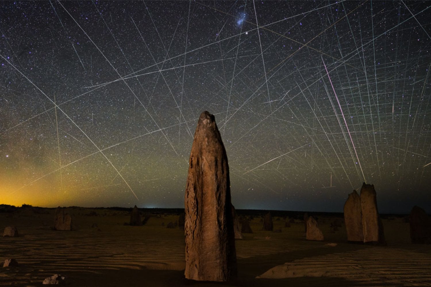 Queríamos llenar el espacio de satélites para conectar el mundo. Ahora los científicos han descubierto que estamos tapando el universo desde dentro