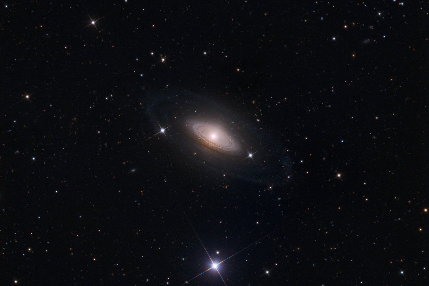 Hubble fotografió una galaxia que parece armada con dos ejes distintos. Su centro gira casi de costado al resto