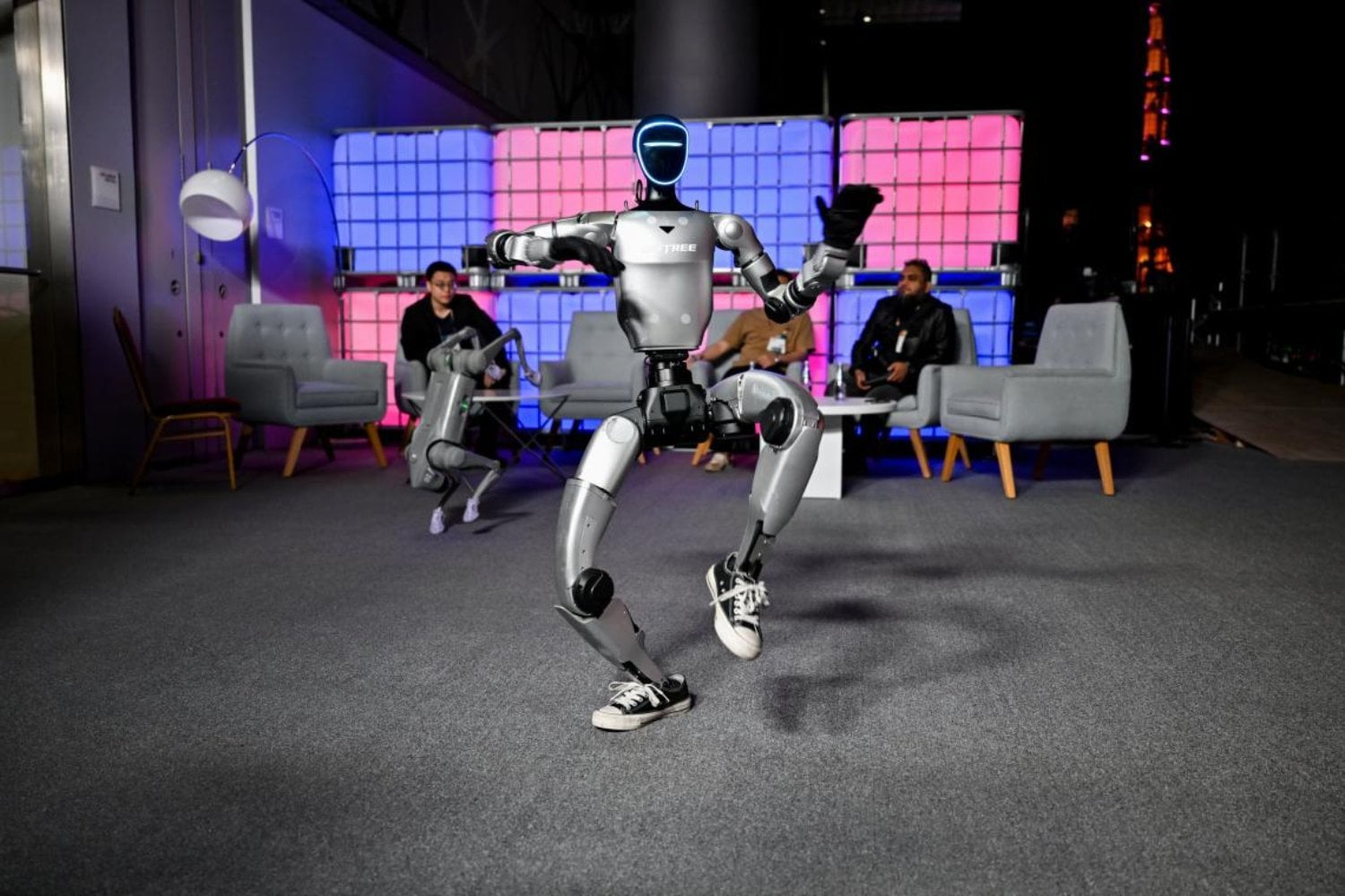 China quiere que sus robots humanoides dejen de depender de los ingenieros. Unitree prepara una IA capaz de enseñarles a mejorar por sí mismos