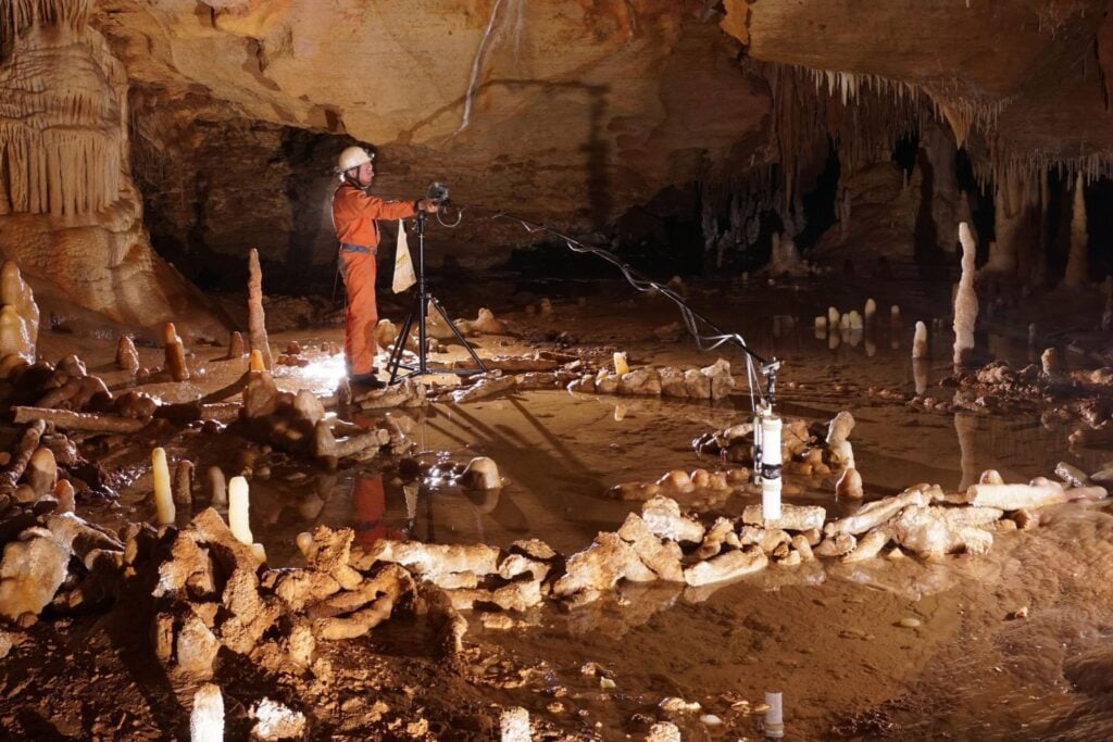 Hace 176.000 años, los neandertales construyeron algo inexplicable en una cueva de Francia. Ahora sabemos que tuvieron que atravesar cientos de metros de oscuridad para hacerlo
