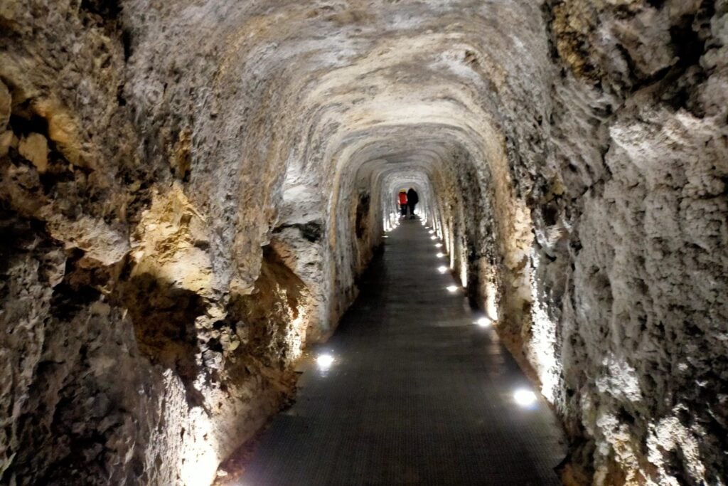 Roma quiso hacer desaparecer un lago entero y puso a 30.000 hombres a perforar una montaña. La obra fue tan descomunal que nadie logró superarla durante 1.800 años