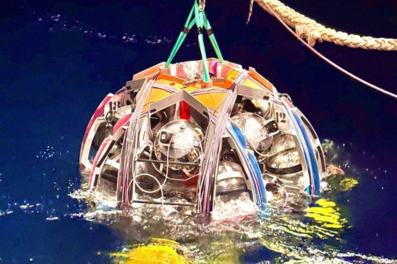Un neutrino atravesó el Mediterráneo con una energía absurda. Ahora algunos físicos creen que podría haber rozado una quinta dimensión