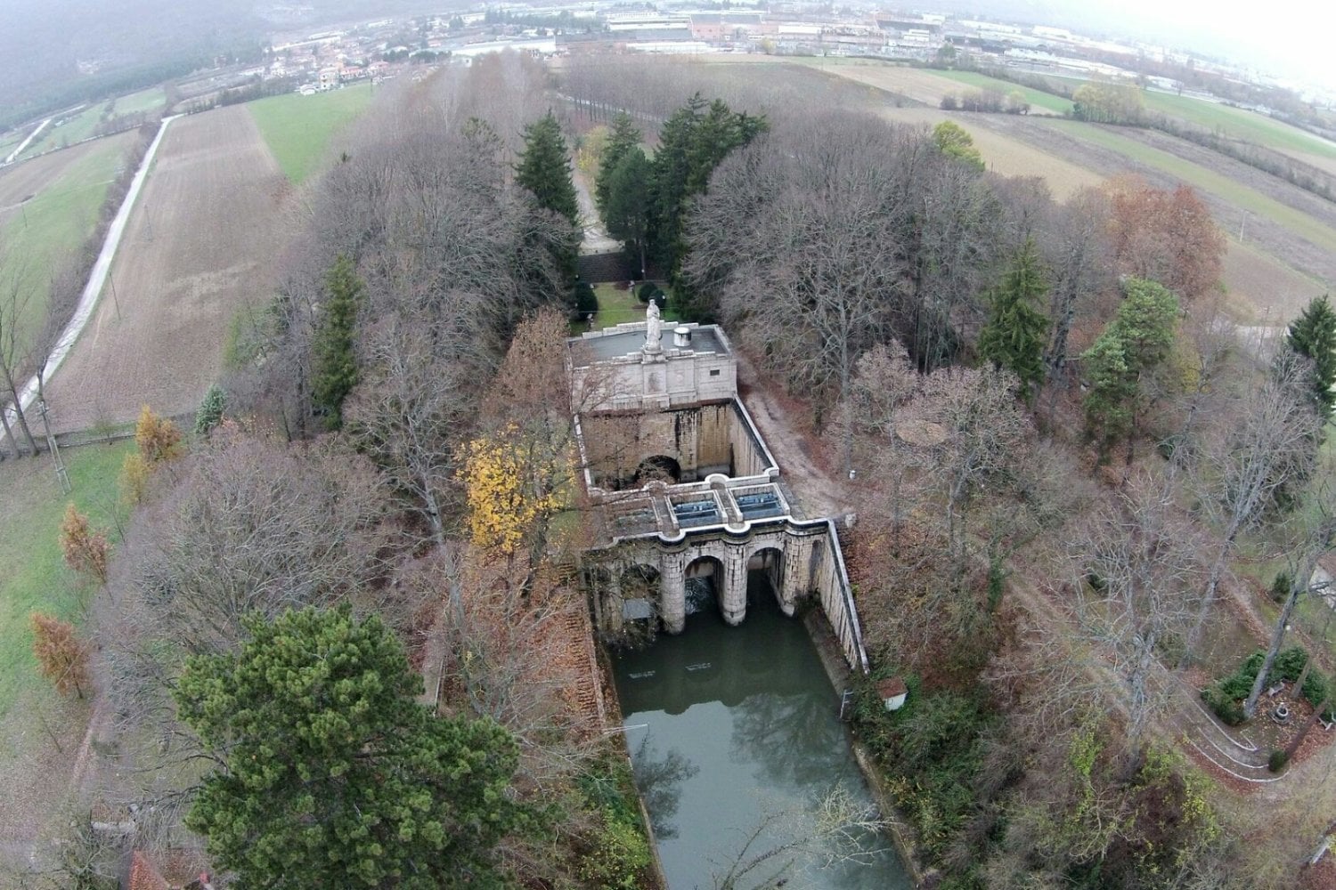 Roma quiso hacer desaparecer un lago entero y puso a 30.000 hombres a perforar una montaña. La obra fue tan descomunal que nadie logró superarla durante 1.800 años