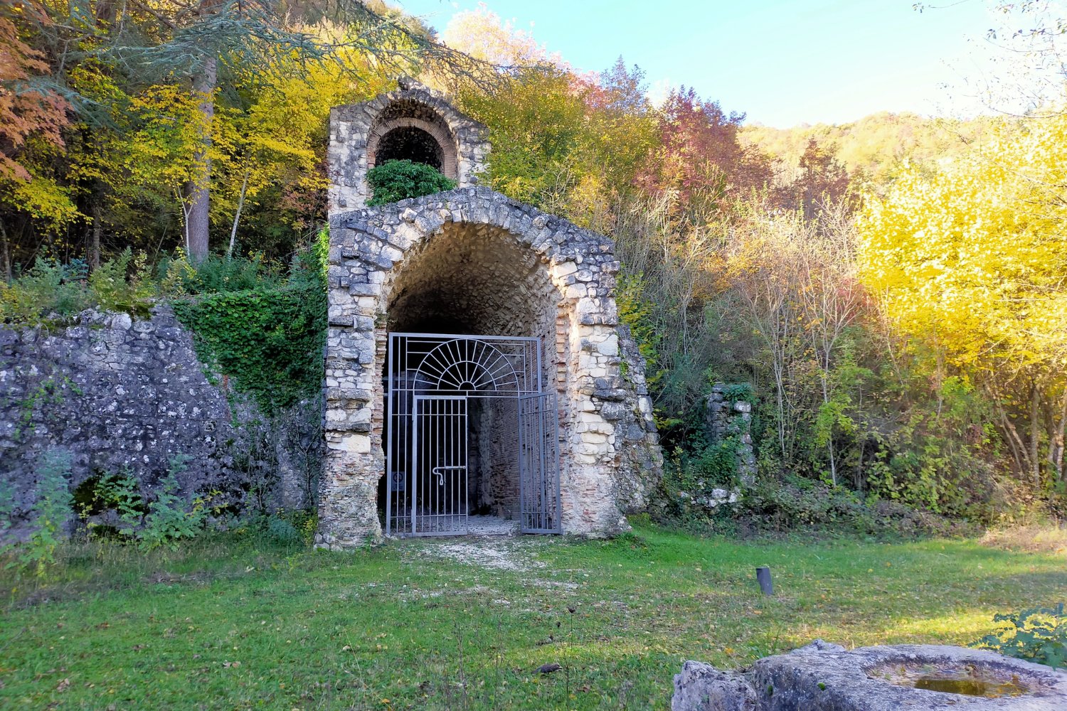 Roma quiso hacer desaparecer un lago entero y puso a 30.000 hombres a perforar una montaña. La obra fue tan descomunal que nadie logró superarla durante 1.800 años