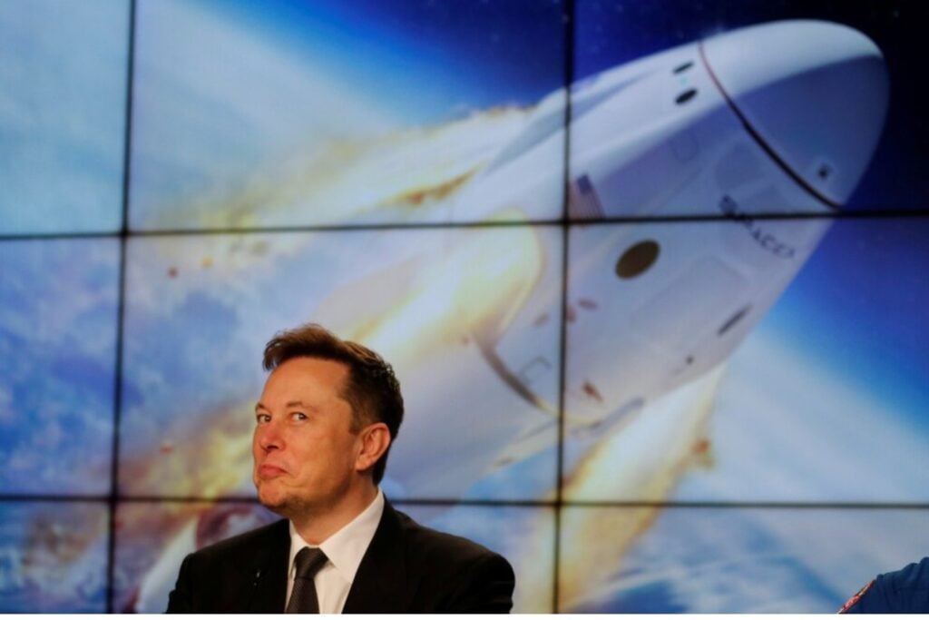 Elon Musk acaba de conseguir 40.000 millones de dólares para la IA de SpaceX. Y mientras prepara su siguiente gran apuesta, advierte de que cientos de empresas podrían desaparecer
