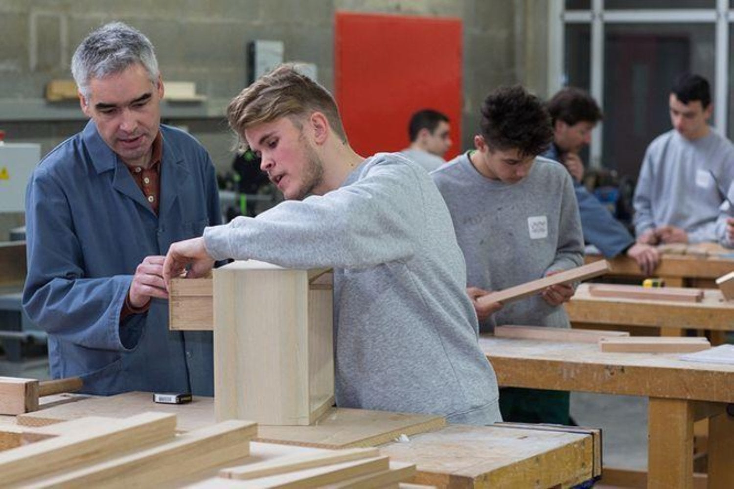 La IA puede escribir código y reemplazar tareas de oficina, pero todavía no sabe reparar una tubería. Los jóvenes están descubriendo dónde puede estar el futuro laboral