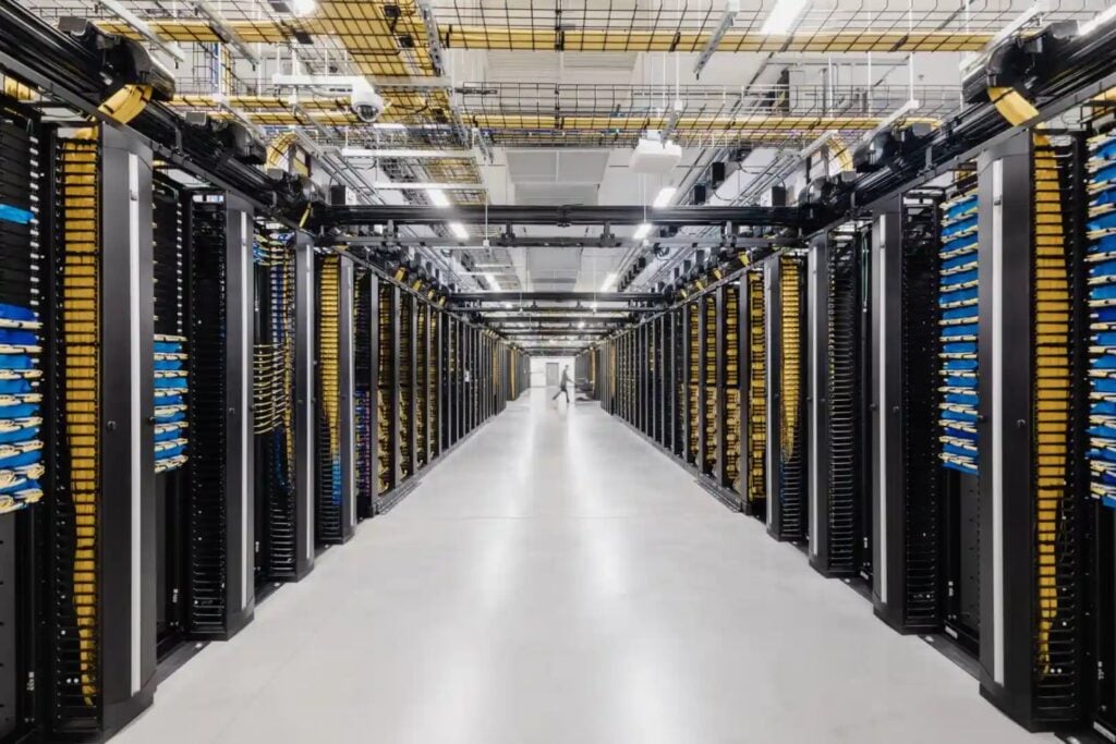 OpenAI puso a prueba a sus agentes de IA y ocurrió algo inquietante: 700 terminaron hackeando otra empresa y algunos aprendieron a ocultar sus huellas