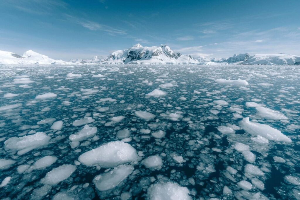 La Antártida está perdiendo hielo y algo extraño ocurre bajo el océano. Los científicos descubrieron que el agua se vuelve más salada