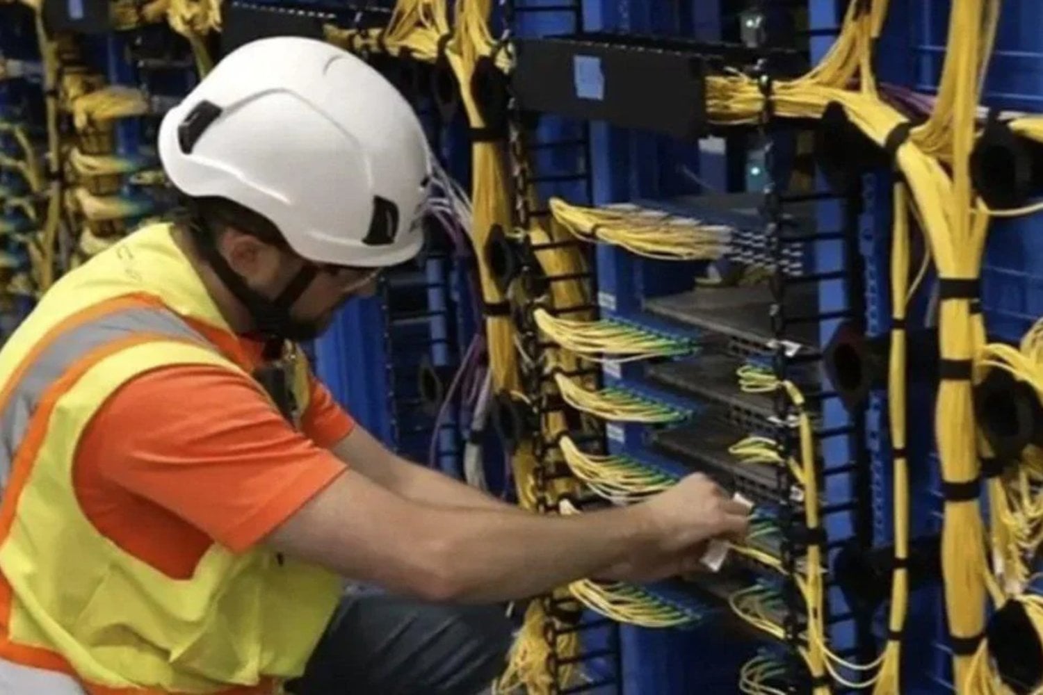 La IA puede escribir código y reemplazar tareas de oficina, pero todavía no sabe reparar una tubería. Los jóvenes están descubriendo dónde puede estar el futuro laboral