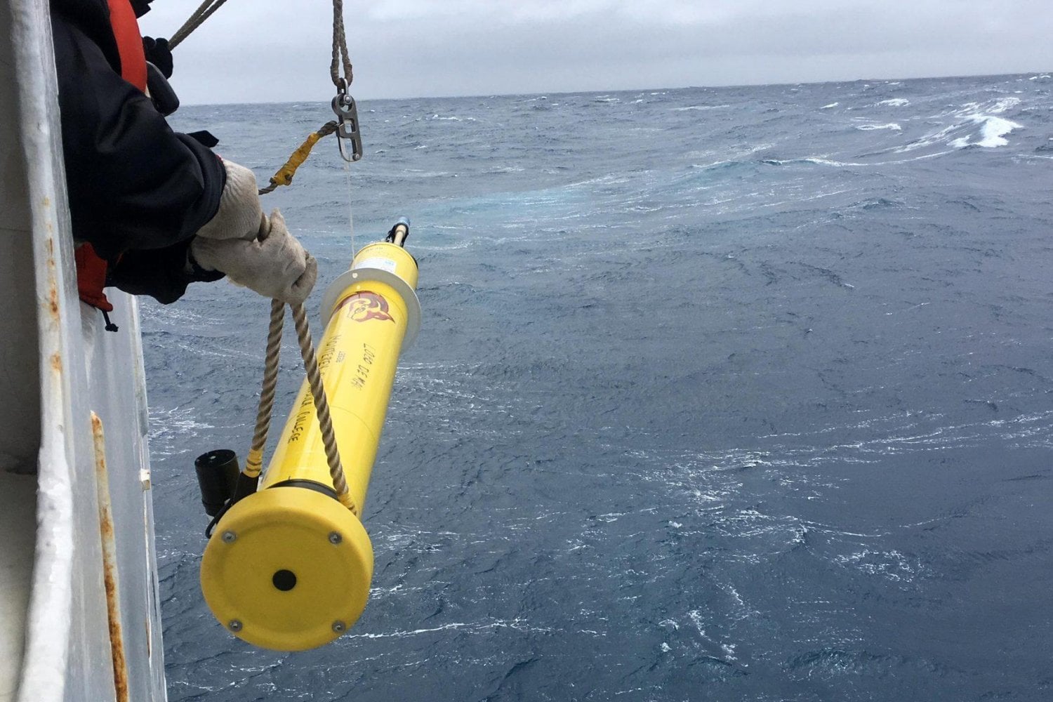 La Antártida está perdiendo hielo y algo extraño ocurre bajo el océano. Los científicos descubrieron que el agua se vuelve más salada