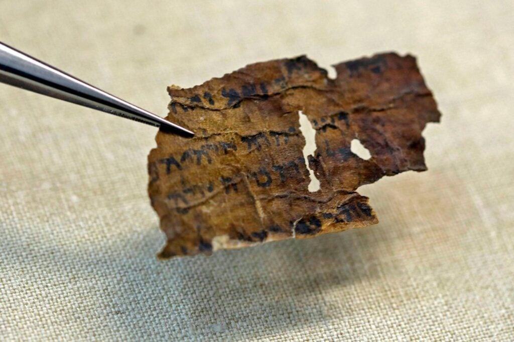 Durante casi 2.000 años, los Manuscritos del Mar Muerto guardaron un misterio. Una inteligencia artificial acaba de encontrar algo que podría cambiar su historia