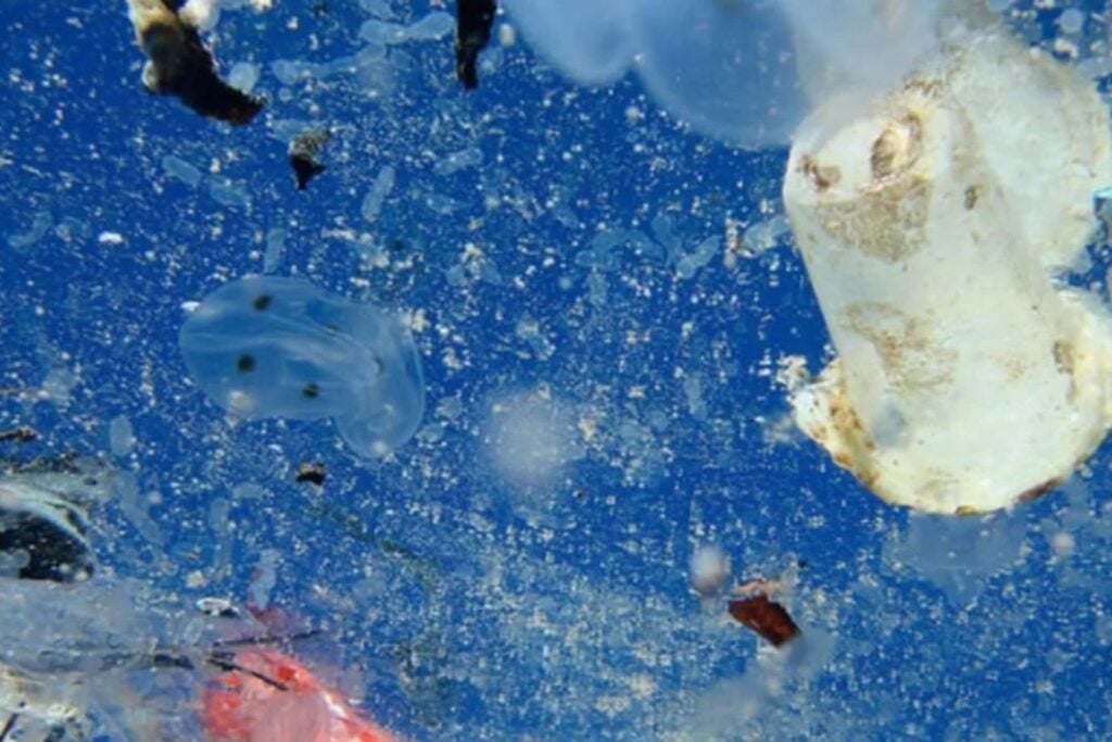 Creíamos que los microplásticos eran partículas prácticamente inertes. La ciencia acaba de descubrir lo que ocurre cuando entran en contacto con el agua