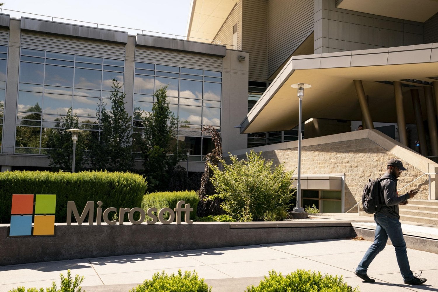 Microsoft ofrece la salida a 60.000 empleados mientras invierte miles de millones en IA. Su negocio crece, pero también cambian sus prioridades
