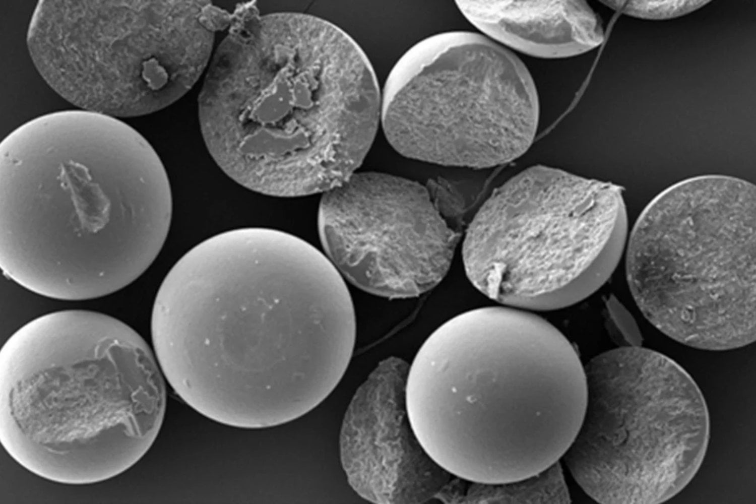Creíamos que los microplásticos eran partículas prácticamente inertes. La ciencia acaba de descubrir lo que ocurre cuando entran en contacto con el agua