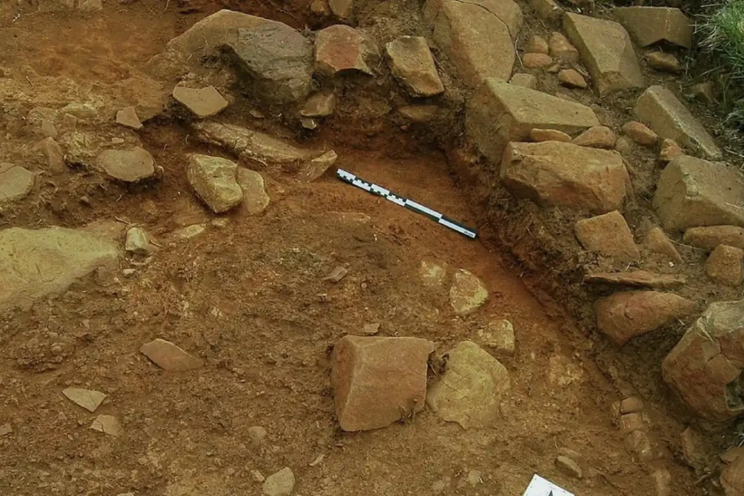 Hace 2.000 años, en Portugal ya conocían un truco para que la ropa no perdiera el color. Los arqueólogos descubrieron que bastaban flores, vinagre y una roca
