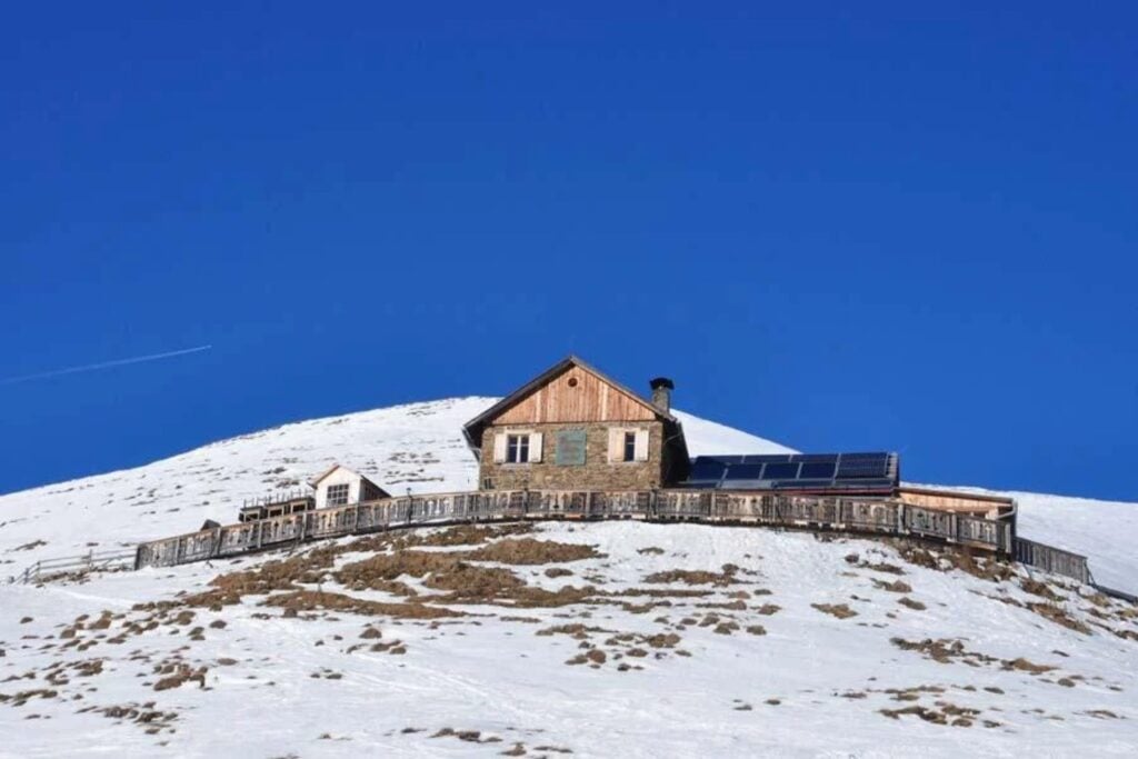 Sus padres los dejaron solos en los Alpes a más de 2.300 metros de altura. Dos hermanos caminaron hasta un refugio y encontraron algo que casi les cuesta la vida