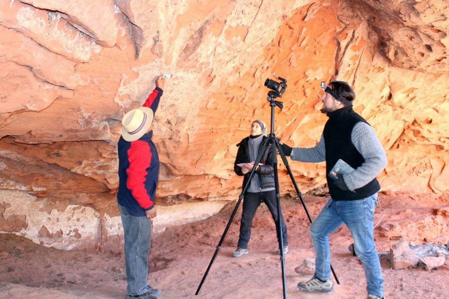 Hace 4.000 años, alguien subió a una cueva de los Andes con semillas de cebil y dos huesos de puma. Lo que hizo allí dejó una de las huellas más antiguas de la búsqueda humana por alterar la conciencia