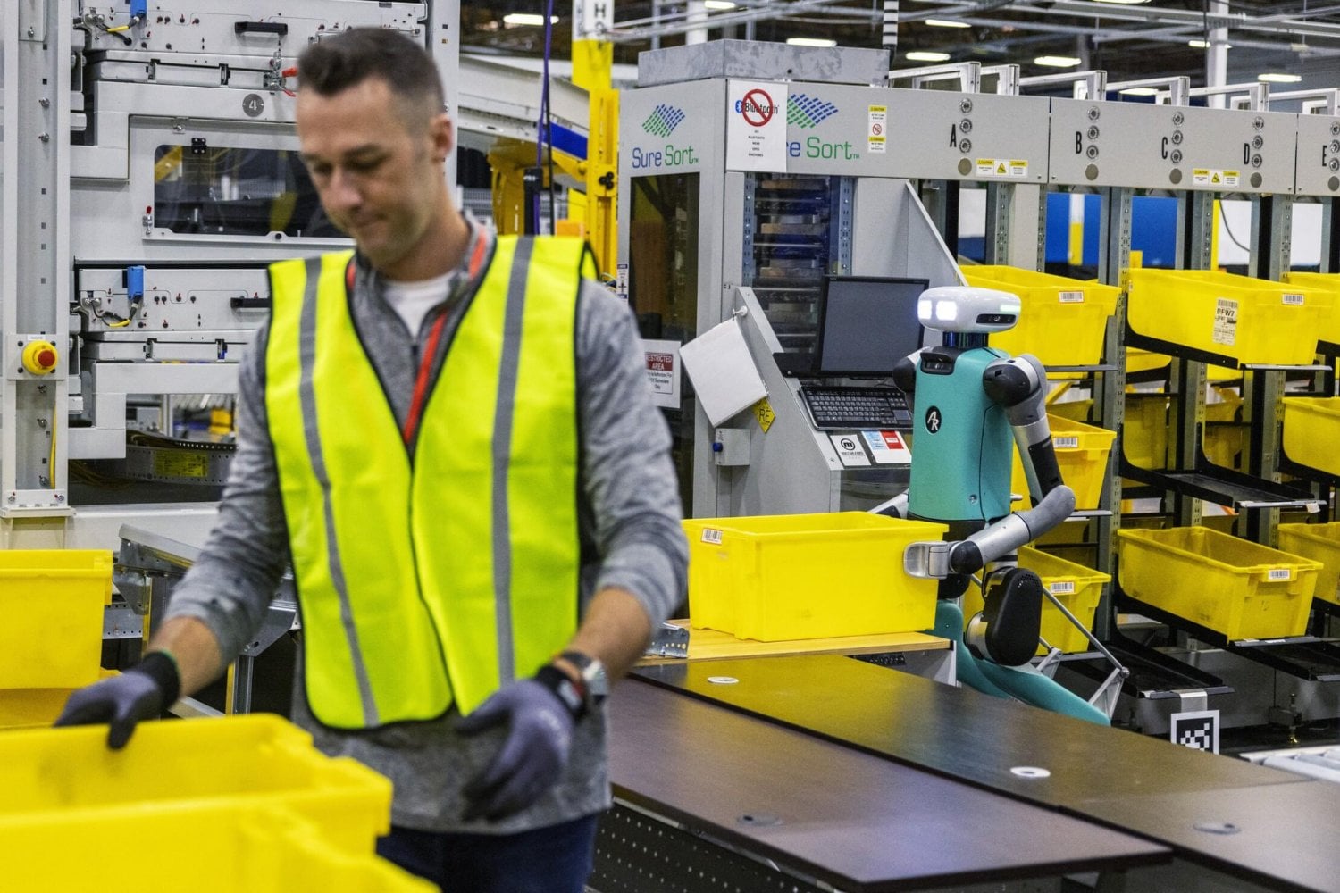 Amazon está despidiendo a miles de empleados mientras invierte 220.000 millones en inteligencia artificial. Y las cifras revelan una paradoja mucho mayor