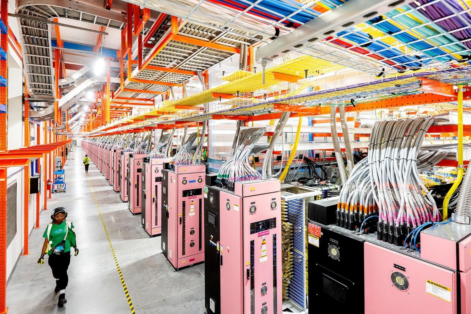 Amazon está despidiendo a miles de empleados mientras invierte 220.000 millones en inteligencia artificial. Y las cifras revelan una paradoja mucho mayor
