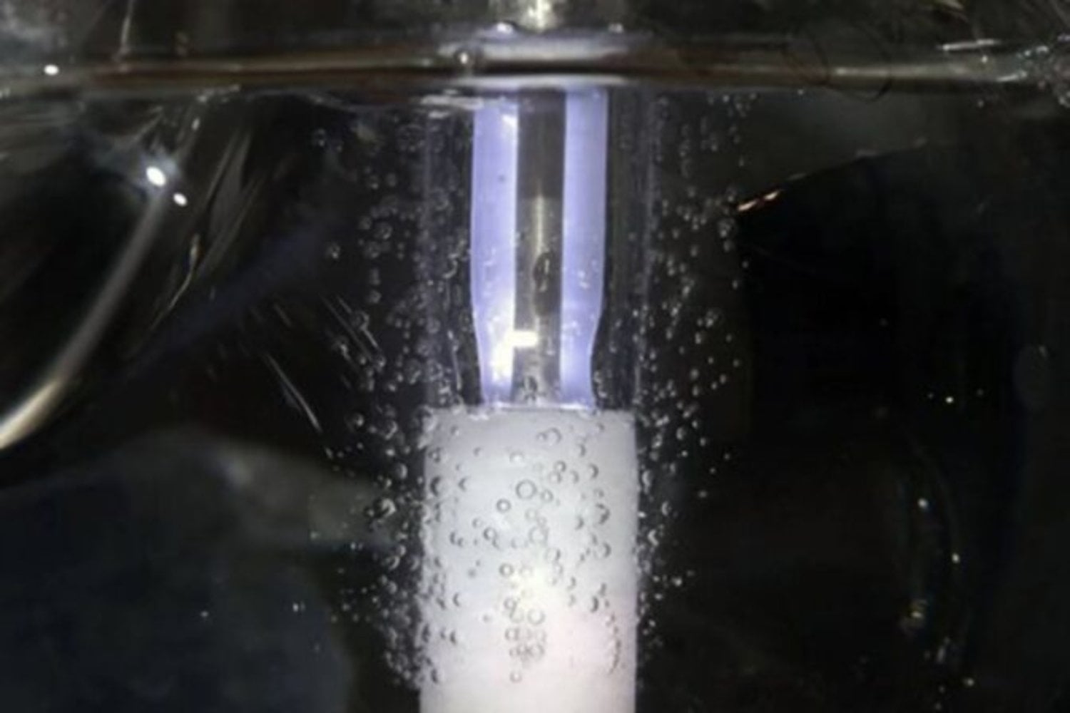 Convertir metano en metanol exige hornos abrasadores y enormes presiones. Unos químicos han encontrado otra salida: encerrar un “rayo” dentro de una botella