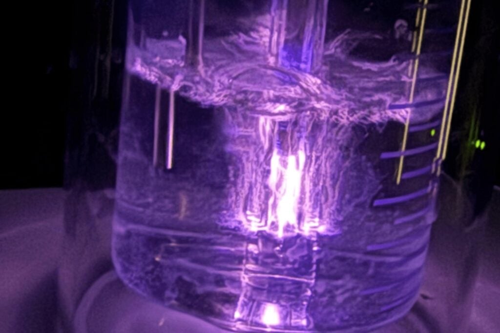 Convertir metano en metanol exige hornos abrasadores y enormes presiones. Unos químicos han encontrado otra salida: encerrar un “rayo” dentro de una botella