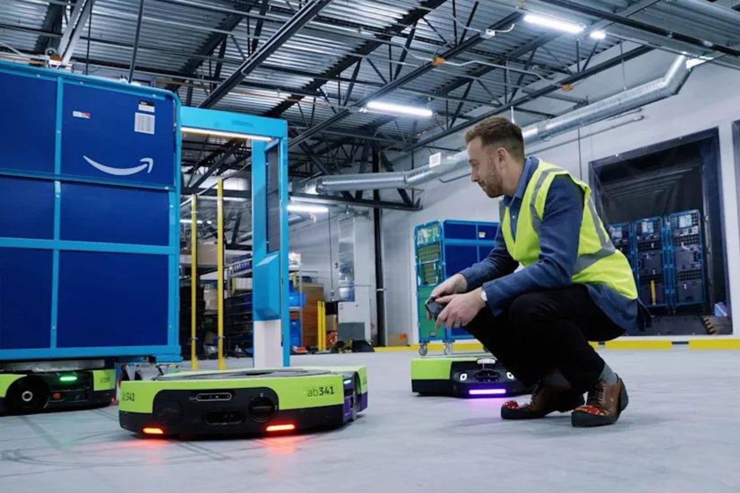 Amazon está despidiendo a miles de empleados mientras invierte 220.000 millones en inteligencia artificial. Y las cifras revelan una paradoja mucho mayor