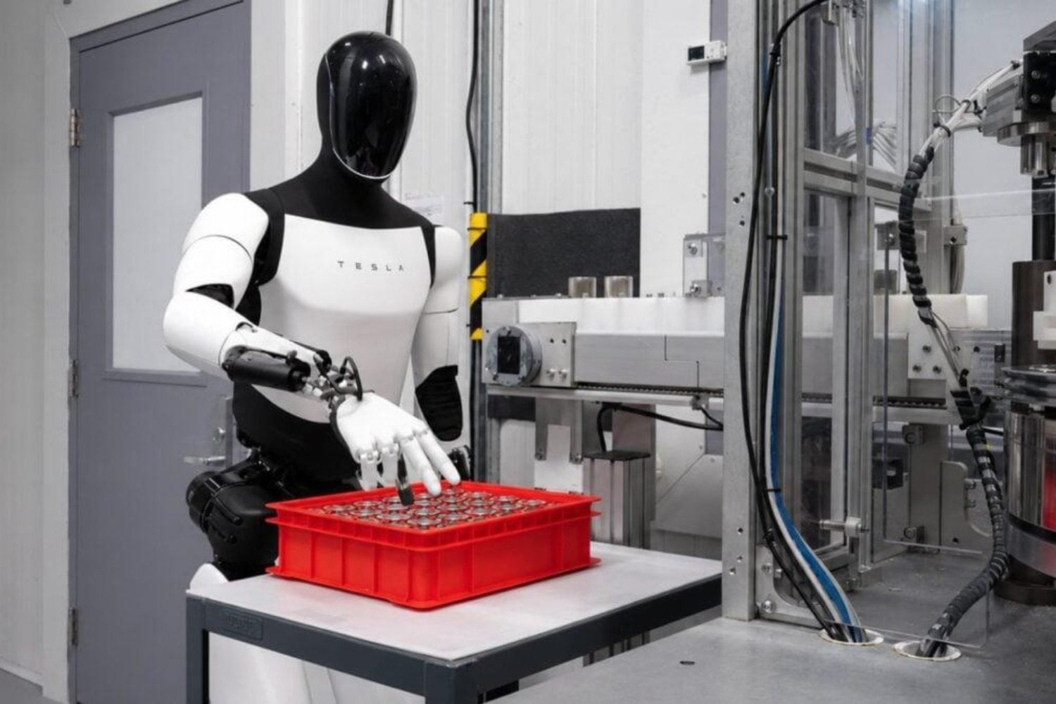 Elon Musk quiere fabricar un millón de robots Optimus al año y llevarlos a nuestras casas. Tesla ya empezó a producirlos, pero todavía tiene un enorme problema