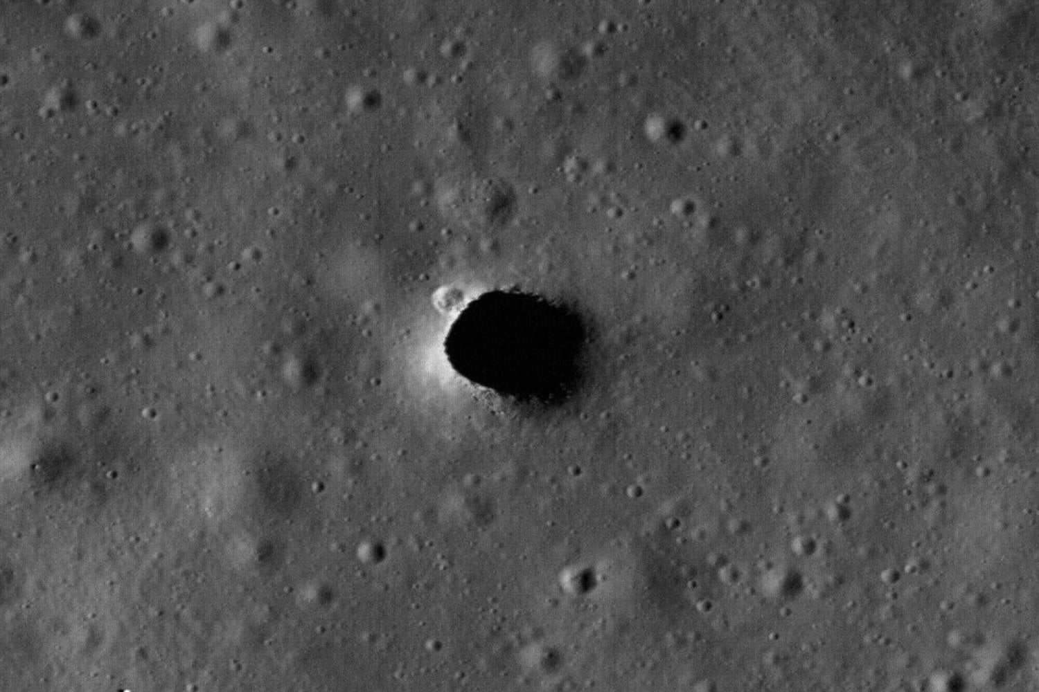La NASA encontró un agujero misterioso en la Luna y sospecha que esconde algo gigantesco. Ahora quiere investigar si podría convertirse en nuestro primer refugio lunar
