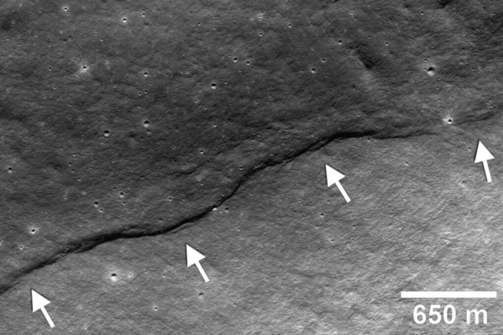 La Luna parecía un mundo muerto desde hace miles de millones de años. Ahora sabemos que sigue encogiéndose y dejando miles de grietas a su paso